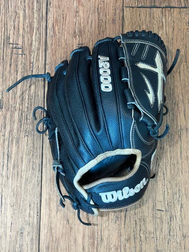 Wilson A2000 RH B23 Baseball Glove 12" (Used)