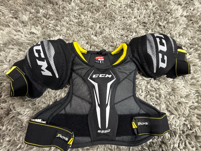 Large Junior CCM Tacks 9550 Shoulder Pads (Used)