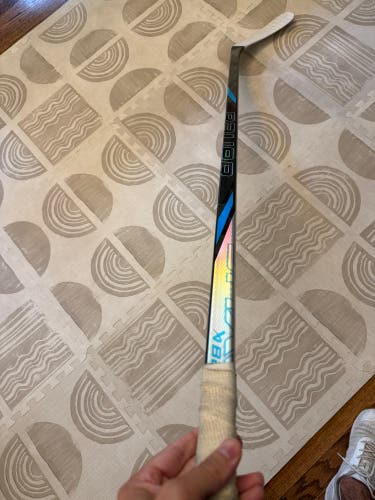 Senior Bauer Vapor Flylite Right Handed Hockey Stick P92 77 Flex (Used)