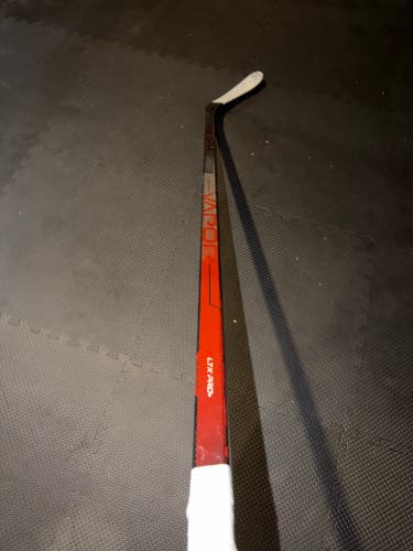 Senior Bauer Vapor LTX Pro + Right Handed Hockey Stick P28 87 Flex (New)
