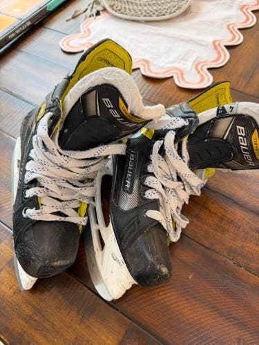 Bauer Hockey Skates Regular Width Size 4 (Used)