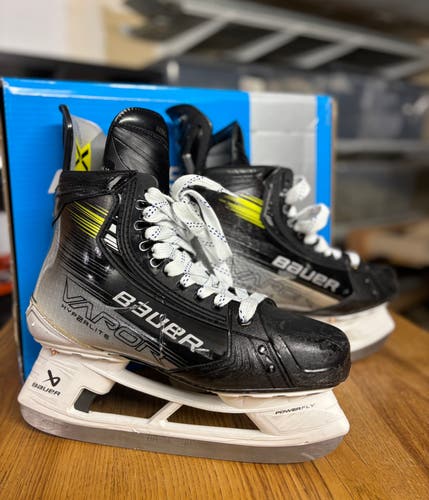 Bauer Vapor Hyperlite 2 Hockey Skates - Senior 9.5 / Regular (Excellent Condition)