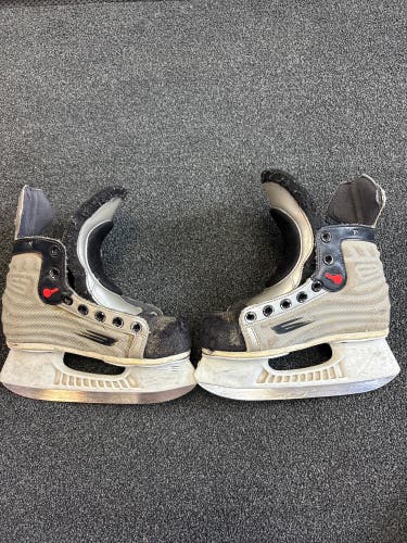 Bauer Vapor V Hockey Skates Size Youth 13.5 (Used)