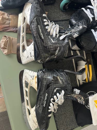 Black 2022 Bauer Supreme Mach Hockey Skates Regular Width Pro Stock Size 6.5 (Used)