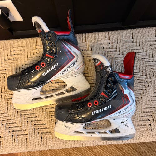 2025 Bauer Vapor Fly30 Hockey Skates Regular Width Size 2.5 (Used)