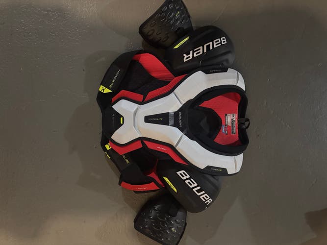Men's Large Intermediate Bauer Vapor Hyperlite Shoulder Pads (Used)