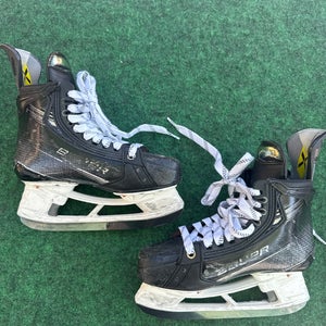 Intermediate Bauer Vapor Hyperlite 2 Hockey Skates Pro Stock (Fit 2) Size 4.5 (Used)