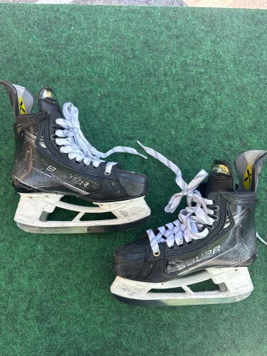 Intermediate Bauer Vapor Hyperlite 2 Hockey Skates Pro Stock (Fit 2) Size 4.5 (Used)