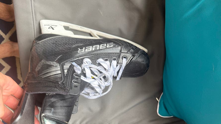 2023 Bauer Vapor Hyperlite 2 Hockey Skates Regular Width Pro Stock 8.5 (Used)