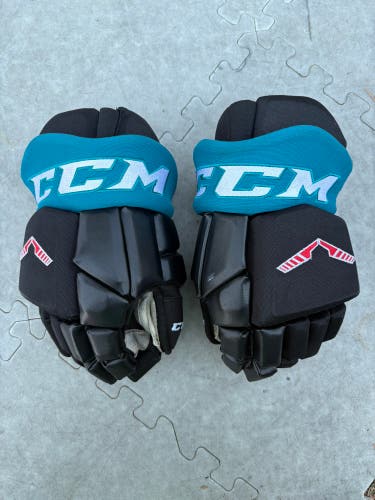 Kelowna Rockets CCM HG42PP Gloves 15" Pro Stock w/shot blockers