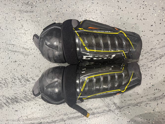 Junior CCM Tacks 9060 12" Shin Pads (Used)