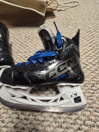 Black/Navy CCM JetSpeed FT675 Hockey Skates Size 1 (Used)