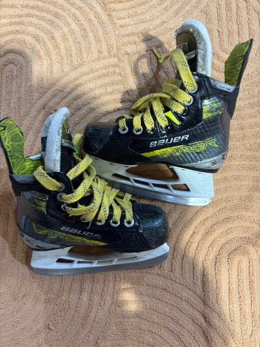 Youth Bauer Vapor X4 Hockey Skates Regular Width 10.5 (Used)