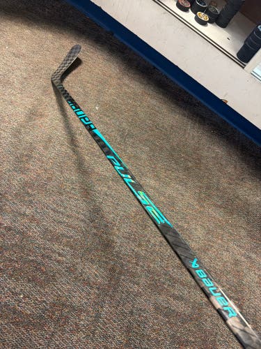 Senior Bauer Pulse Right Handed Hockey Stick P92 65 Flex (Used)