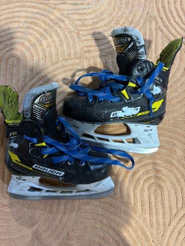 Junior Bauer Supreme M4 Hockey Skates Regular Width Size 2 (Used)