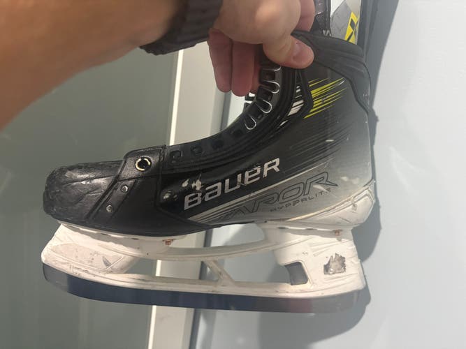 2023 Bauer Vapor Hyperlite 2 Hockey Skates 7.5 (Used)