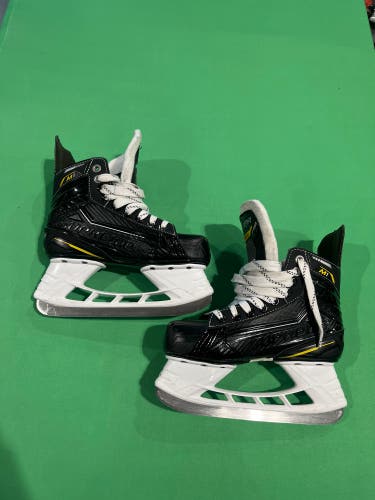 Junior Bauer Supreme M1 Hockey Skates Size 2.5 Regular Fit (Used)