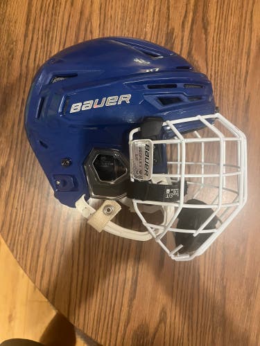 Small Bauer Re-Akt 150 Helmet (Used)