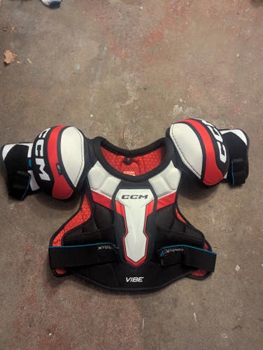 Medium Senior CCM Vibe Shoulder Pads (Used)