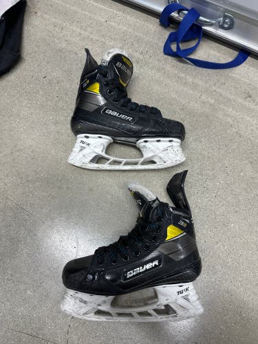 2020 Bauer Supreme 3S Pro Hockey Skates Regular Width Size 1.5 (Used)