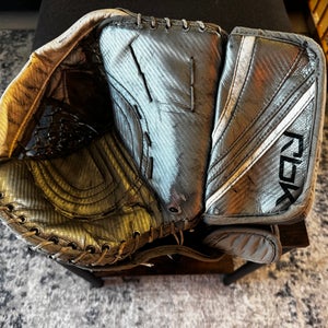 2006 Reebok 6k Full Right Catcher Pro Stock (Used)