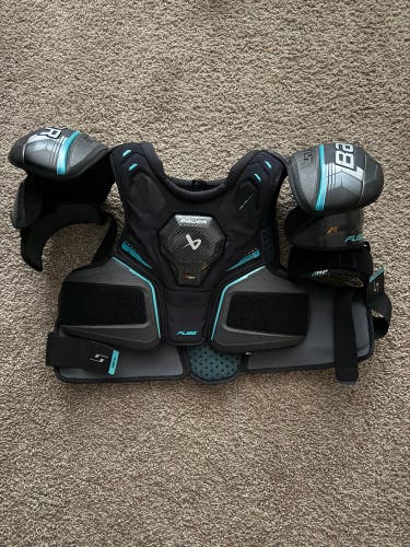 Large Senior Bauer Supreme FGUSE Shoulder Pads (Used)