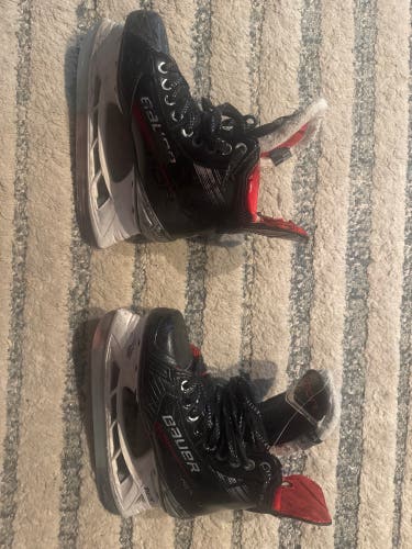 2023 Bauer Vapor X4 Hockey Skates Regular Width Size 4 (Used)