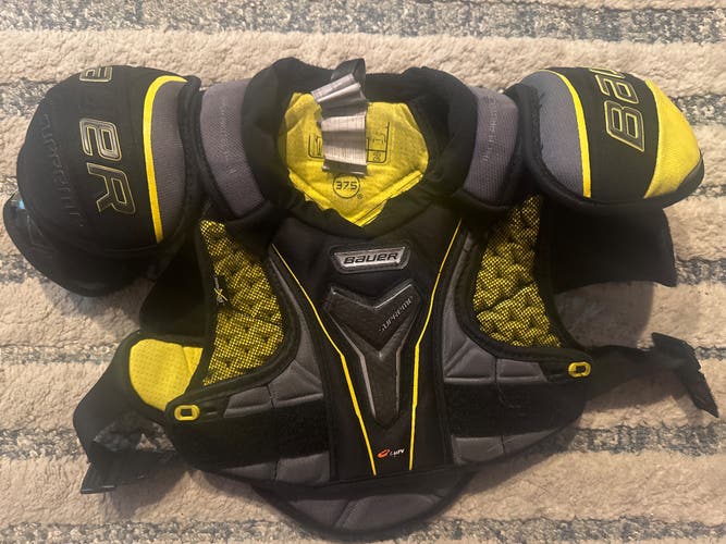 Medium Junior Bauer Supreme 1S Shoulder Pads (Used)