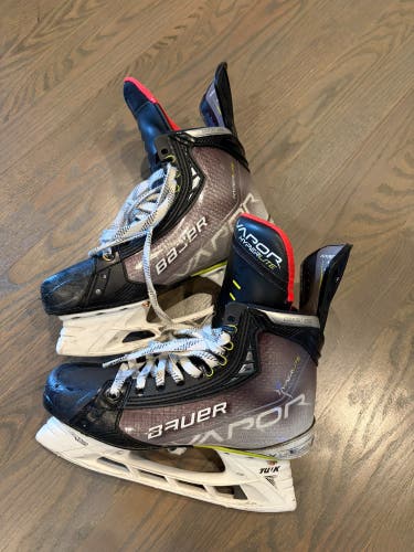 Bauer Vapor Hyperlite Hockey Skates Size 6.5 (Used)