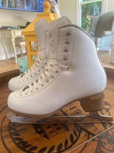 Jackson Ultima Elle Figure Skates B Adult 4 (Used)