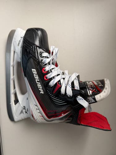 Black/White 2025 Bauer Vapor Fly30 Hockey Skates Regular Width Size 3.5 (Used)