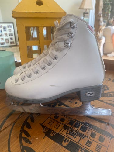 Riedell Pearl Figure Skates B Junior 13 (Used)