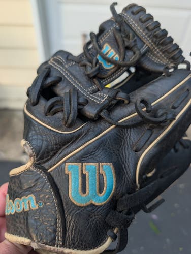 Black Wilson A1000  Infield Baseball Glove 11.5" (Used) Right hand throw