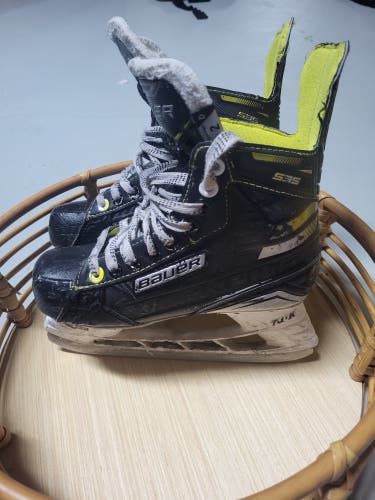 Bauer Supreme S35 Hockey Skates Size 2 (Used)