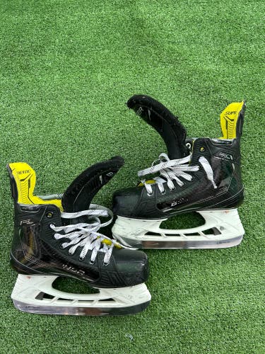 Intermediate Bauer Supreme Ignite Pro+ Hockey Skates | Size 4, Fit 1