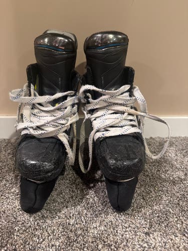 Blue 2023 Bauer Vapor Hyperlite 2 Hockey Skates Regular Width 6 (Used)