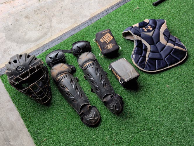 Black Mizuno Beginner Catcher's Set (Used)