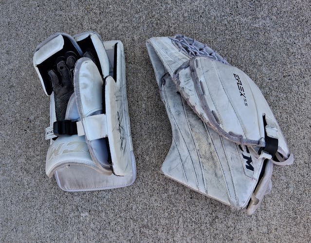 CCM Extreme Flex 5.5 JR Regular goalie gloves set (Used)