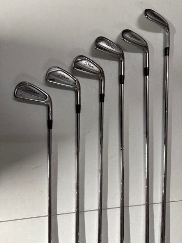 Men's Titleist CB 716 Right Handed Iron Set Stiff Flex (6 Clubs) #4 - #9 35" (Used)