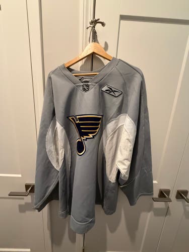 Gray XXL St Louis Blues Practice Jersey (Used)