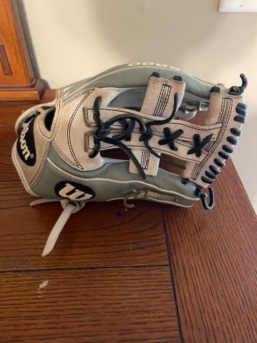 Wilson A2000 RH Softball Glove 11.75”