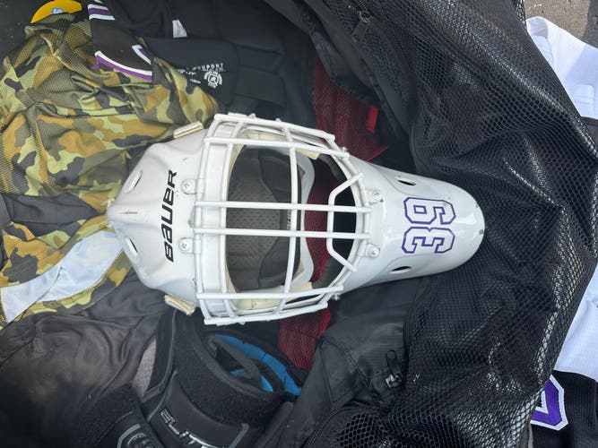 Senior Medium Bauer 940 Goalie Mask (Used)
