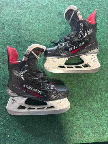 Intermediate Bauer Vapor X4 Hockey Skates (Fit 2) Size 4 (Used)