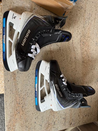 Black/White 2025 Bauer Vapor Flylite Hockey Skates Regular Width Size 4 (New)
