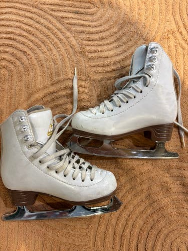 White Jackson Ultima Mystique Figure Skates Junior 12 (Used)