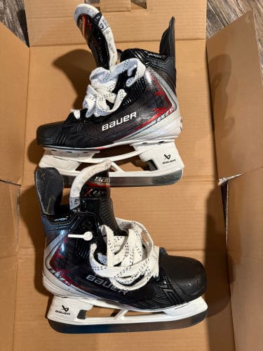 2025 Bauer Vapor Fly40 Hockey Skates Size 4.5 (lightly Used)
