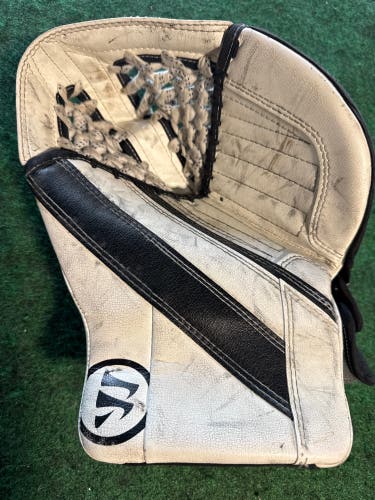 White Junior Warrior Ritual G4 Goalie Glove Regular (Used)