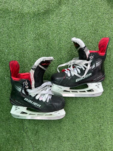 Bauer S23 Vapor Velocity Hockey Skates | Size 4 Fit 2