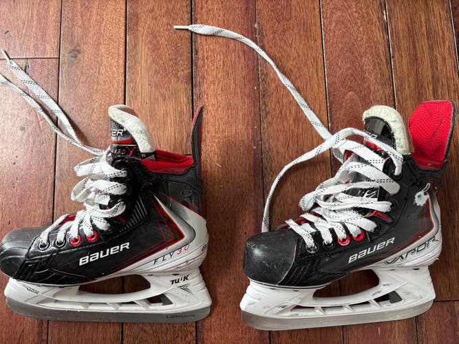 2025 Bauer Vapor Fly30 Hockey Skates Regular Width Size 2.5 (Used)