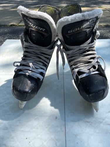 2024 Bauer Supreme M40 Hockey Skates Regular Width Size 6 (Used)